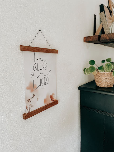 Handgemachte christliche Wanddekoration mit inspirierendem Spruch, moderne Raumgestaltung.