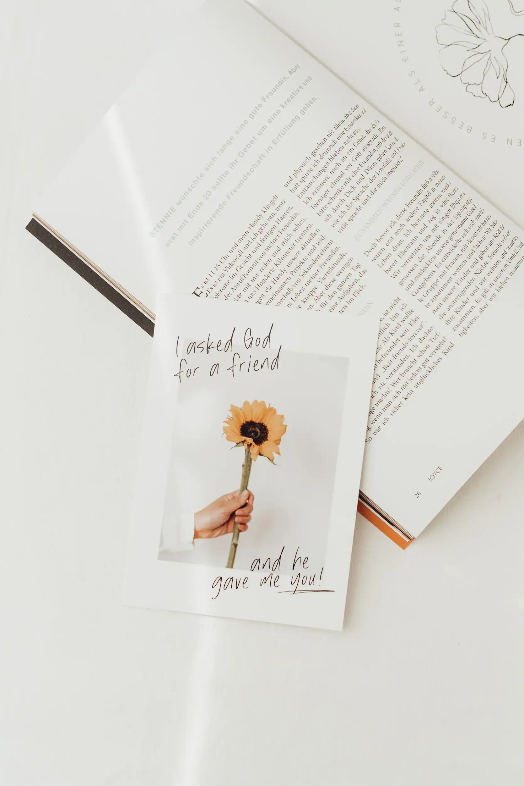 Trauerkarte mit Blume und inspirierendem Zitat für Christen, Trost und Glauben symbolisiert.