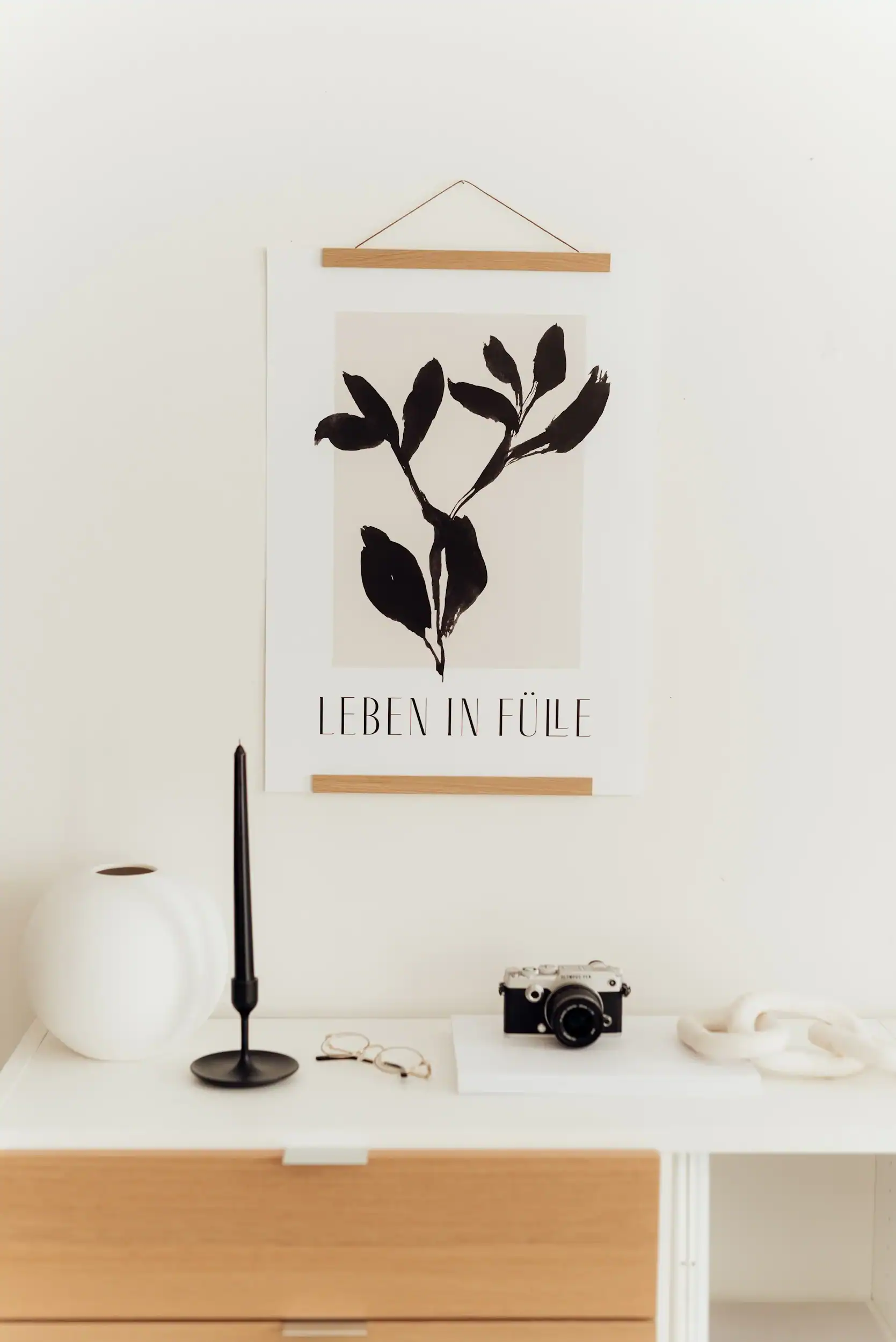 Moderner Raumdeko mit Bibelvers, christliches Wohnaccessoire, christliche Wanddekoration, spirituelles Interieur.