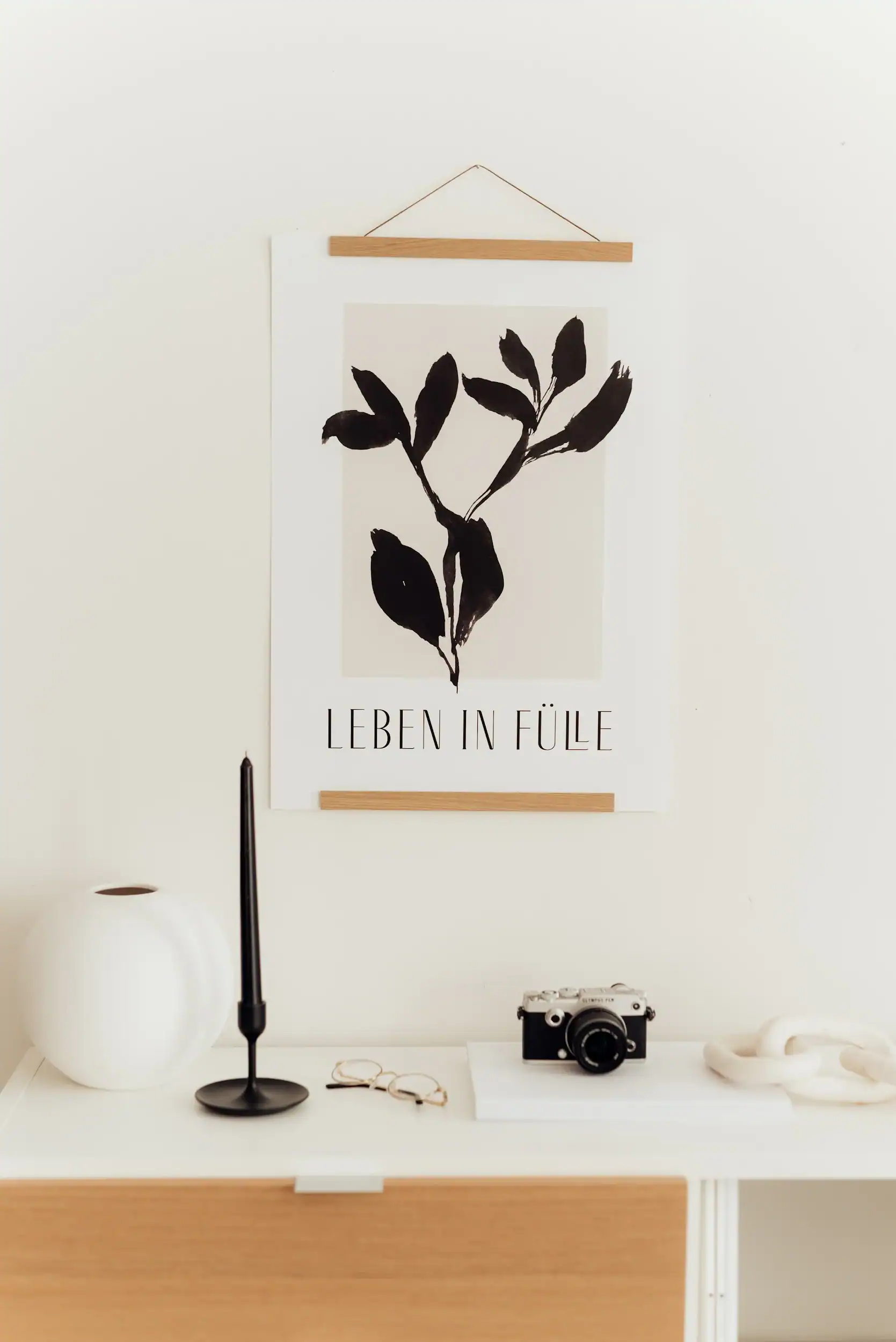 Moderner Wanddekoration mit Bibelvers Leben in Fülle, christliche Wohnkultur.