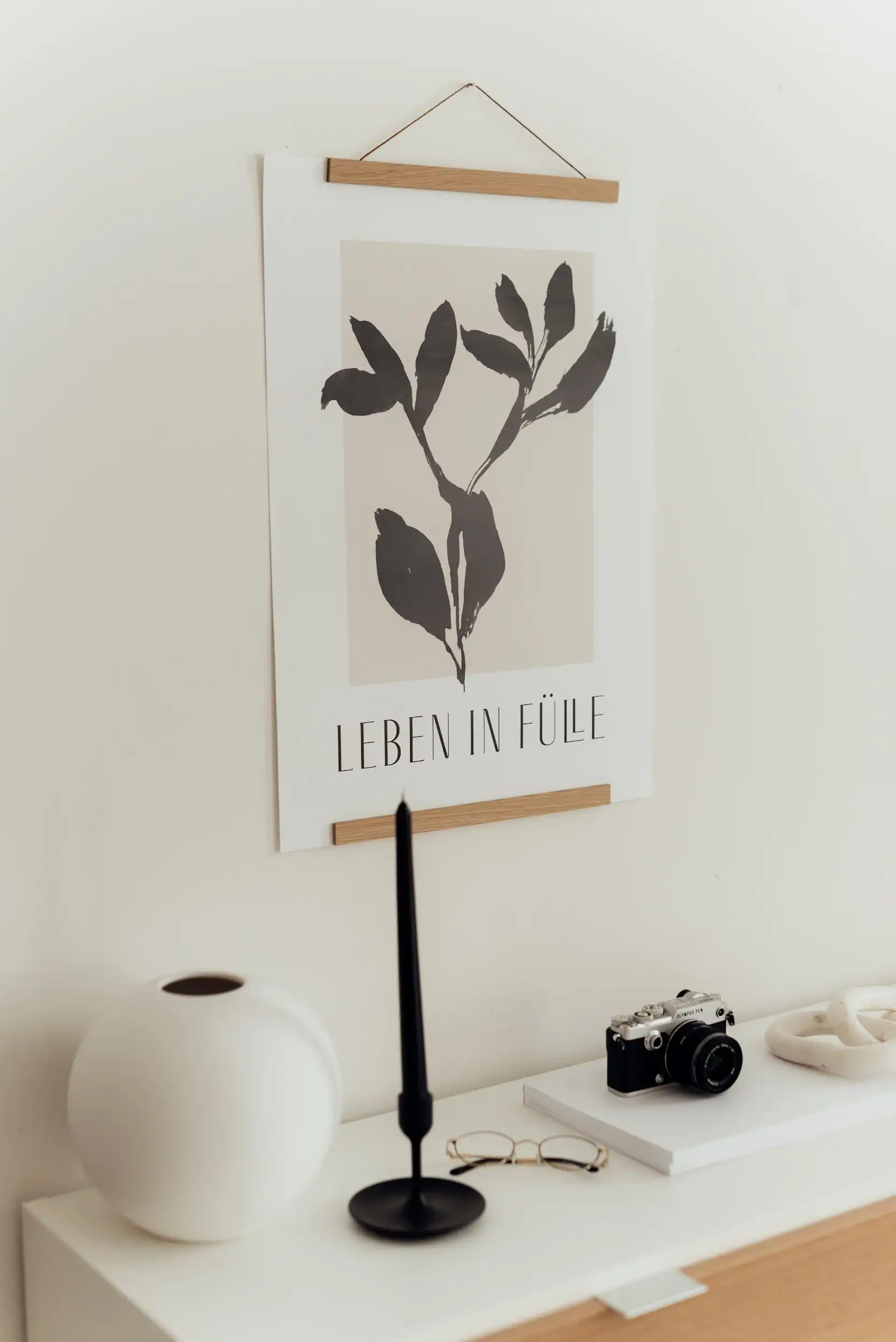 Moderner christlicher Wohnraum mit Bibelvers, christliche Dekoration, Glaubenszitate.