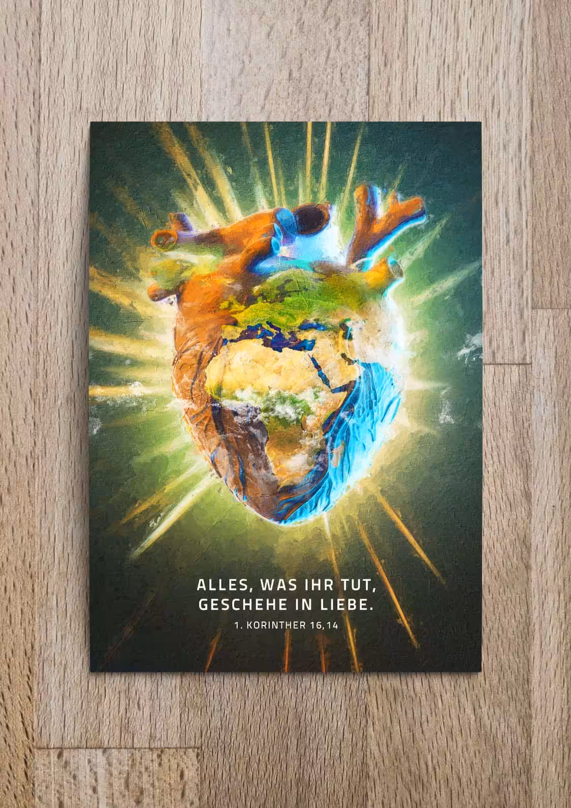 Lebensnahes Bild eines Herzens mit Erdglobus, symbolisiert christlichen Glauben und Umweltbindung.