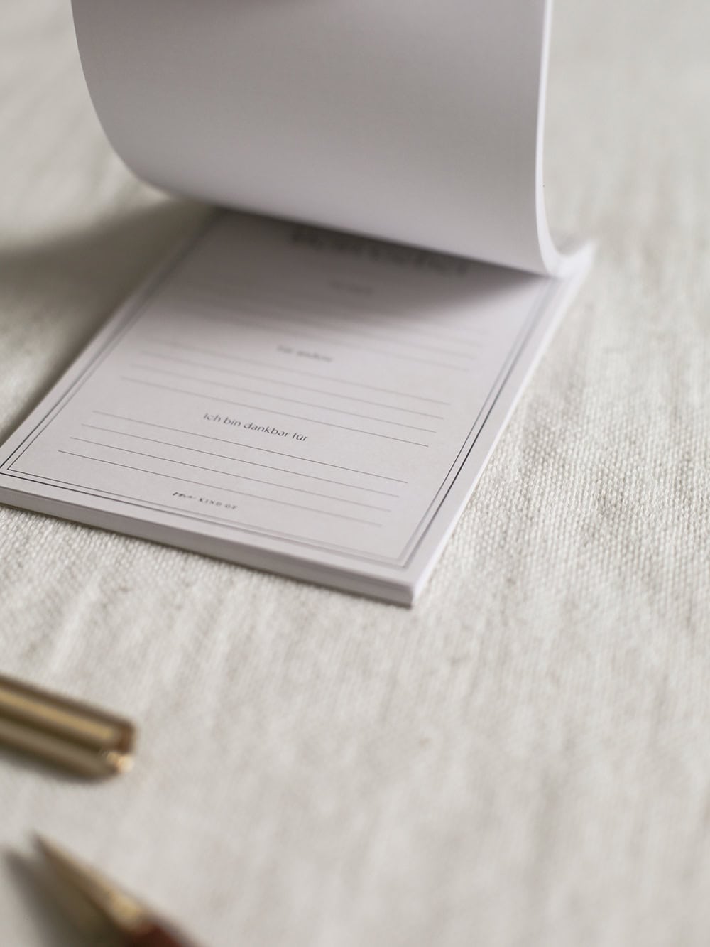 Inspirierende christliche Dankbarkeitsnotiz auf weißem Papier, Gebets- und Dankbarkeitstext, Gebetshandbuch.