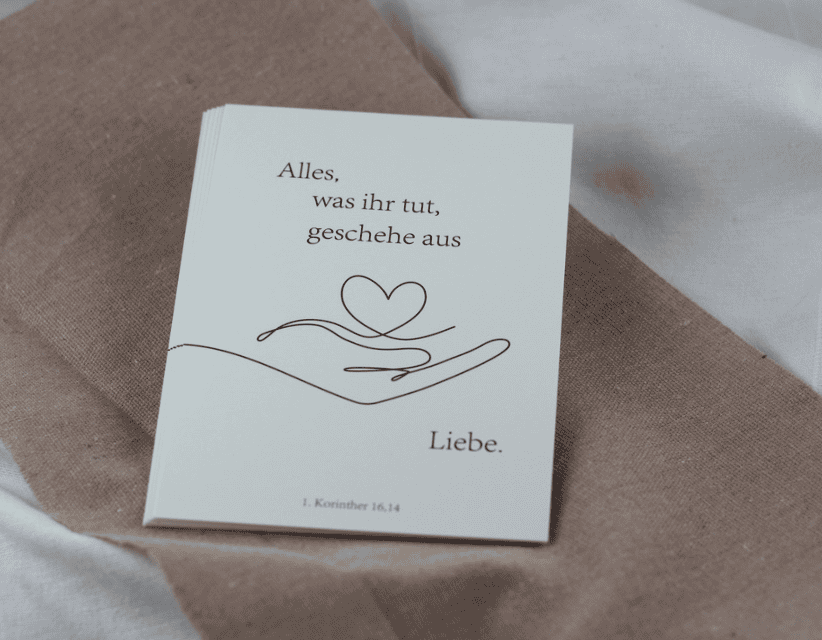 Moderne christliche Grußkarte mit Herzmotiv und Bibelvers für besondere Anlässe.