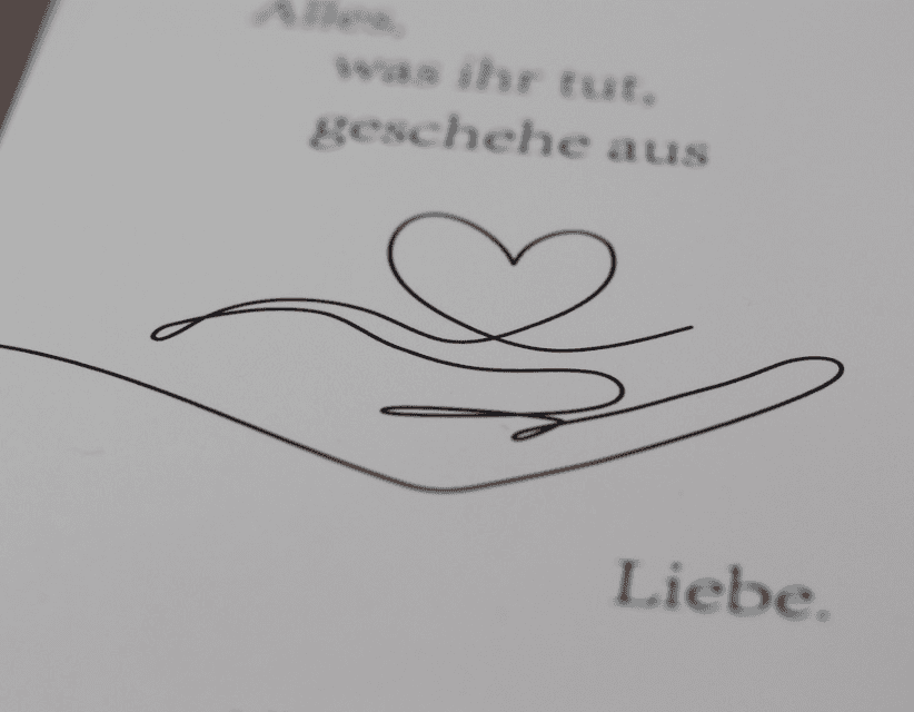 Herzzeichnung auf Grußkarte mit Liebe, christliche Botschaft, spiritueller Gruß, christliche Liebe.