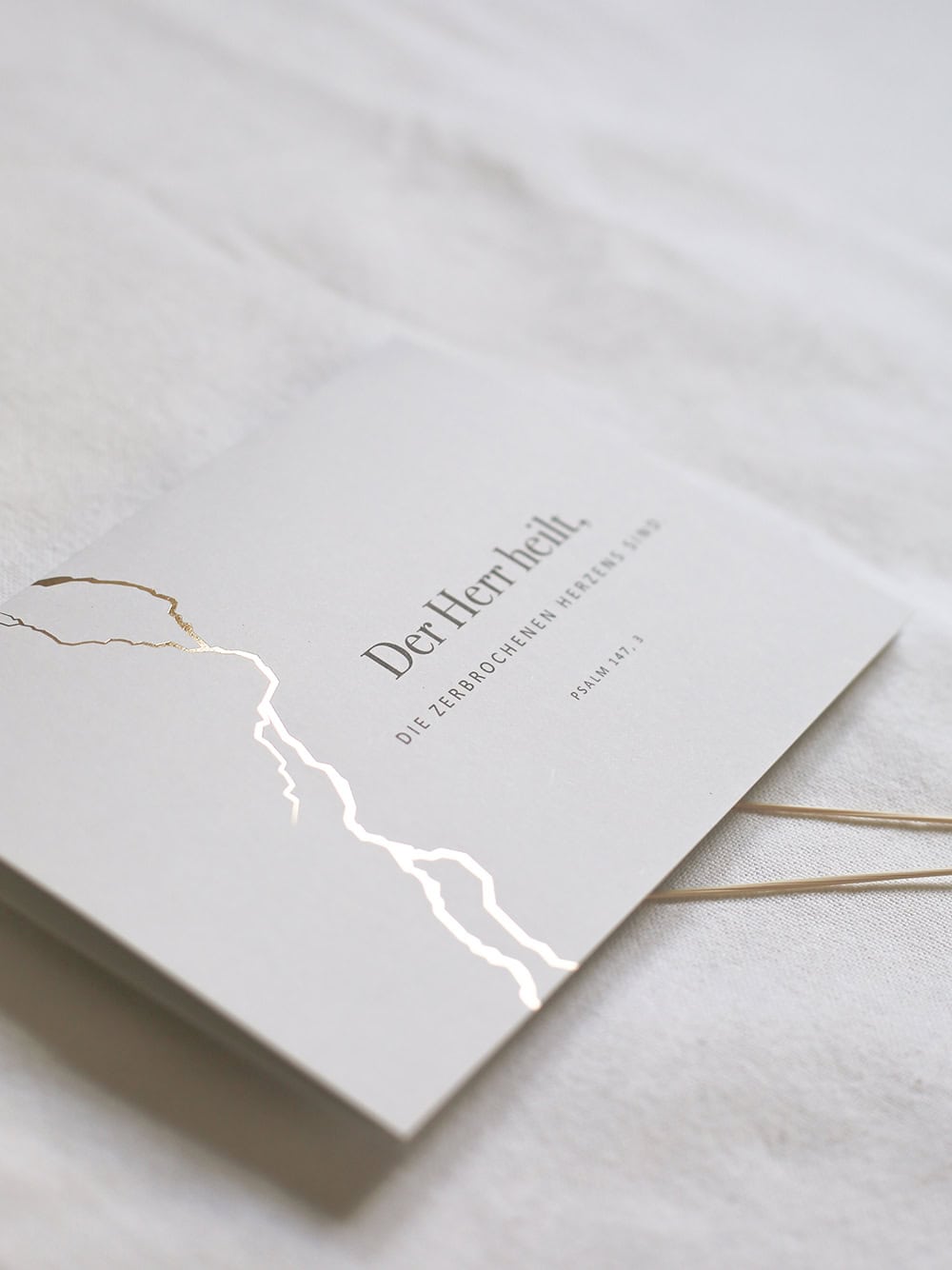 Moderne christliche Grußkarte mit goldener Linienzeichnung, geeignet für christliche Botschaften.