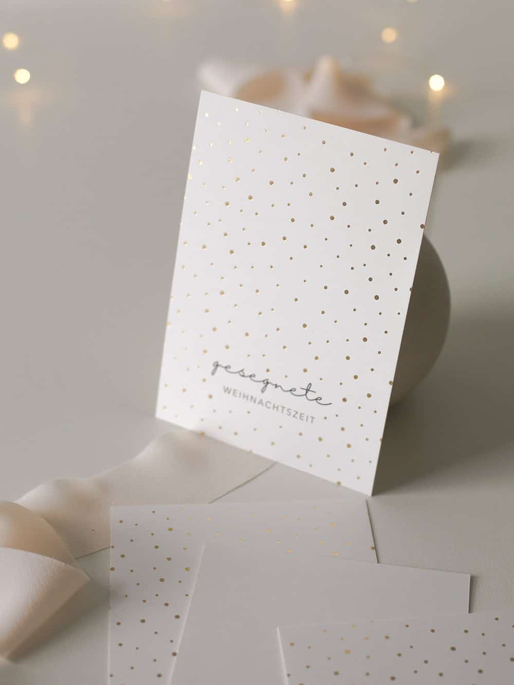 Elegante Weihnachtskarte mit goldenen Punkten und christlichem Design.