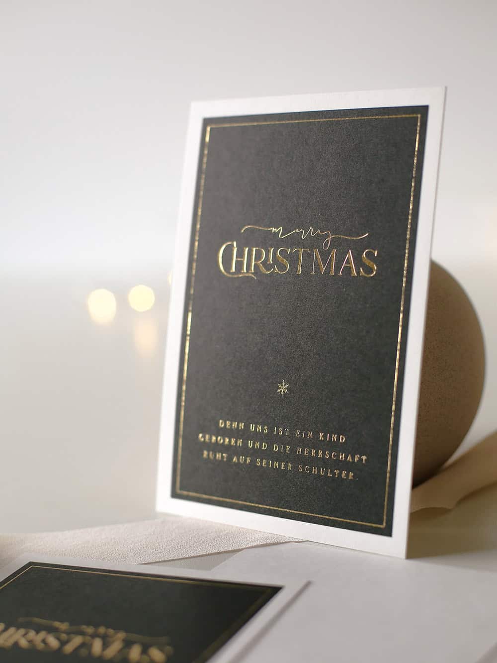 Hochwertige Weihnachtskarte mit christlichem Design und goldenen Akzenten.