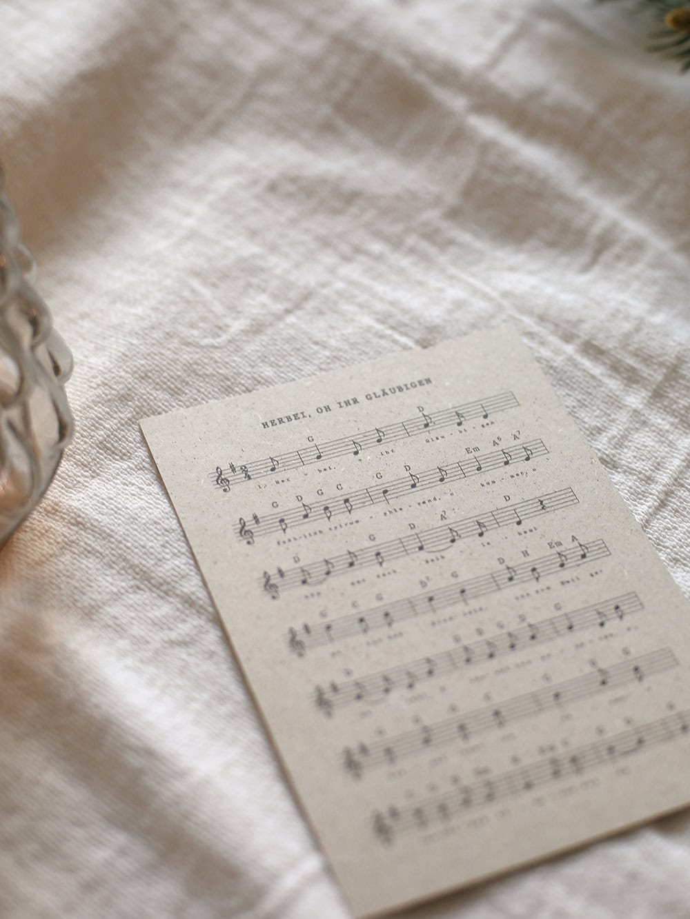 Christliche Musiknoten auf einem Braunen Blatt mit Vintage-Vibe.