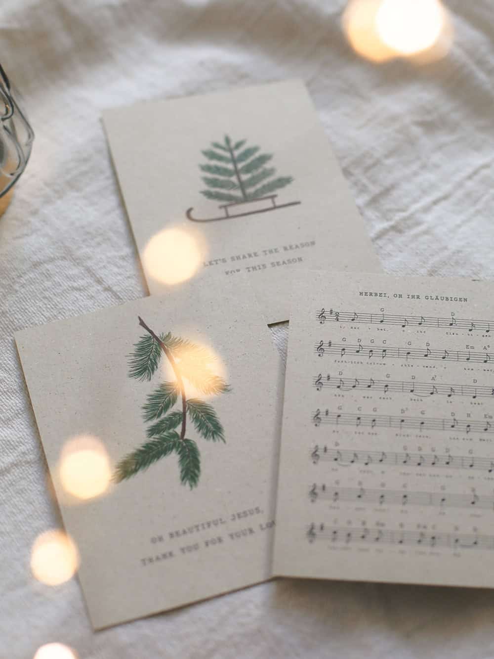 Festliche Weihnachtskarten mit christlichen Motiven und Musiknoten.