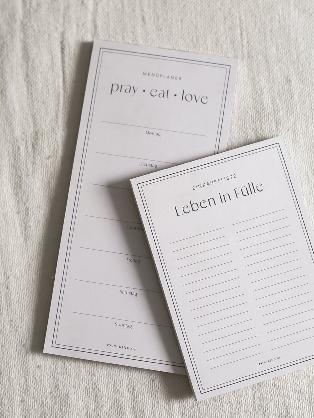 Minimalistischer christlicher Menoplaner und Einkaufsliste im modernen Design, spiritueller Alltag.