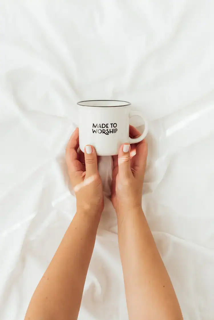 Hand hält Tasse mit Bibelvers Made to Worship, christliches Geschenk, religiöser Kaffee-Tasse, christliches Merchandising, Glaube, Gottesdienst.