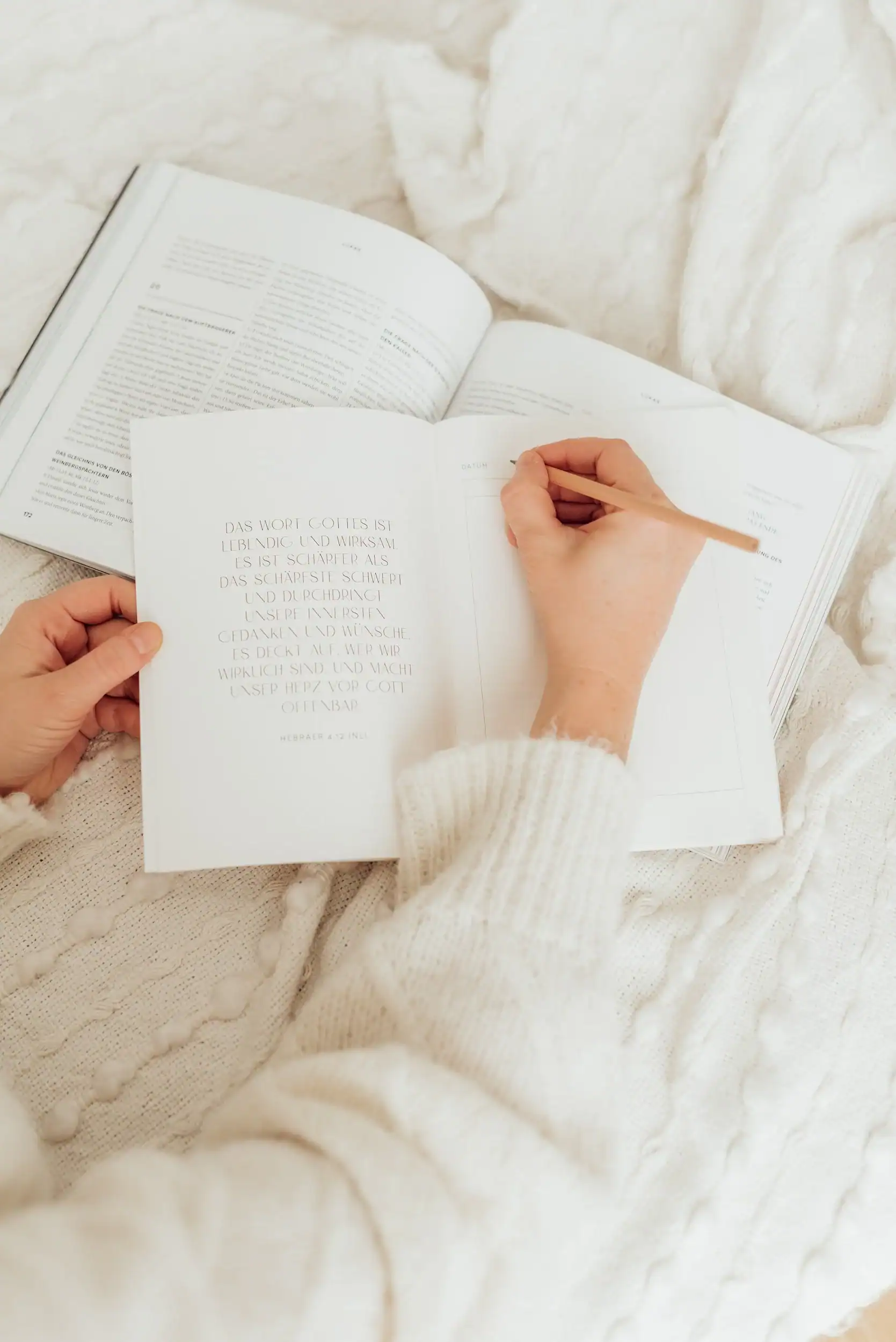 Andachtsbuch mit Bibelversen, christliche Literatur, Gebet, Inspiration, christlicher Glaube.