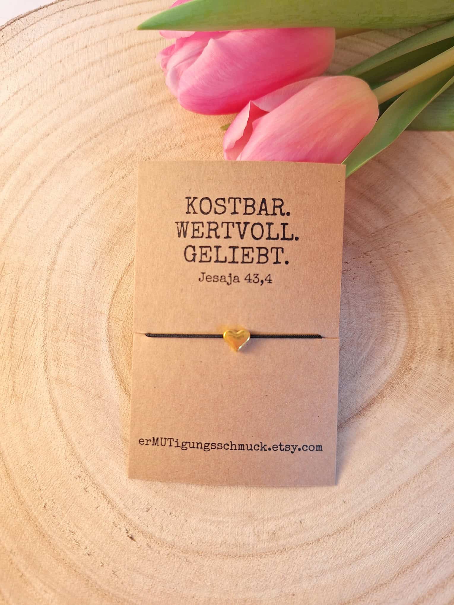 Kraftpapierkarte mit christlichem Zitat und Herz-Armband, für christlichen Schmuck und Geschenke.