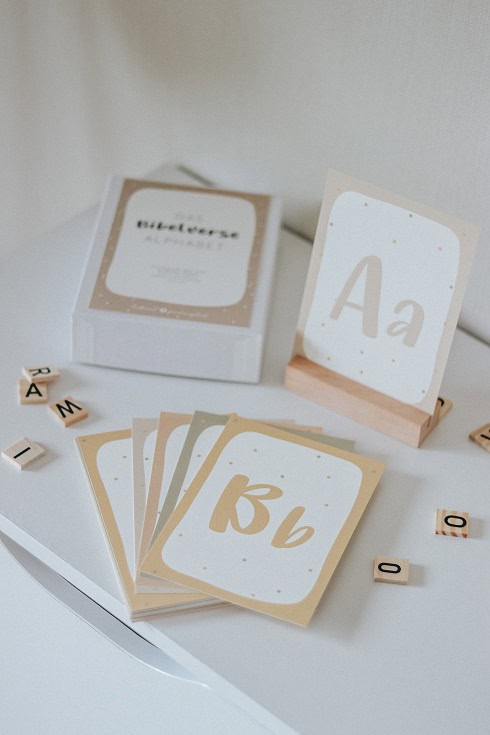 Hübsche Alphabet Lernkarten für Kinder mit christlicher Aussprache und Inspiration.