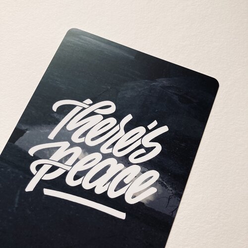 Religiöse Karte mit "Tief ist dein Frieden" für christliche Motivation und Glauben.