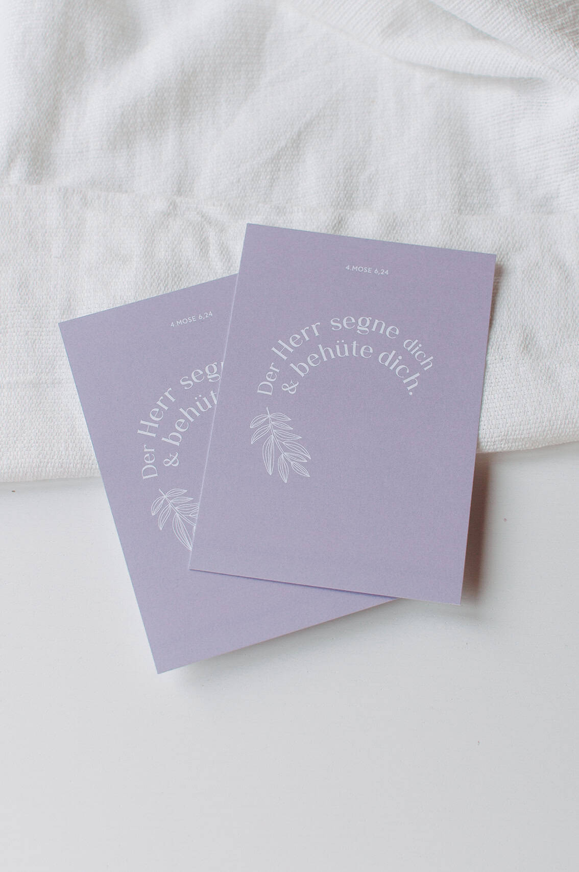 Segenskarte mit Bibelvers auf lilafarbener Karte, christlicher Gruß, Geschenkidee.