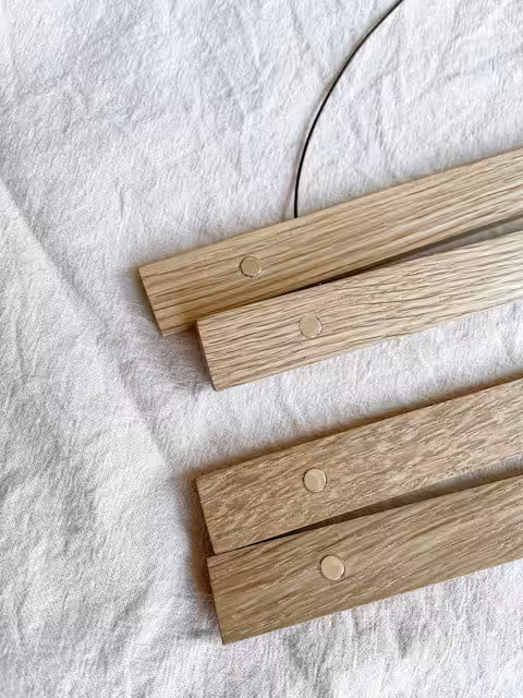 Naturbelassene Holzbretter mit dekorativen Einsätzen, ideal für christliche Dekorationen.