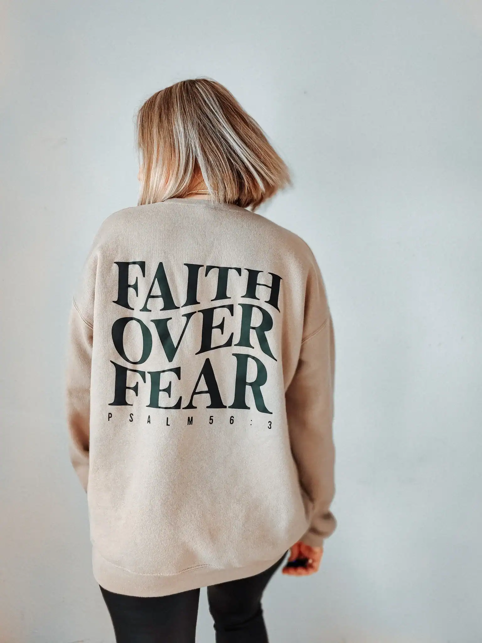 Inspirierende christliche Mode mit Bibelvers auf Sweatshirt – Glaube, Hoffnung, Liebe.