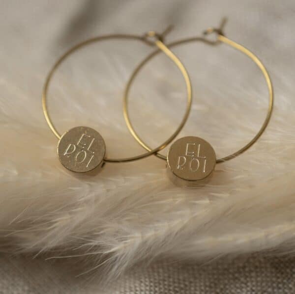 Modische goldene Ohrringe im Christian Style, christliches Schmuckdesign.