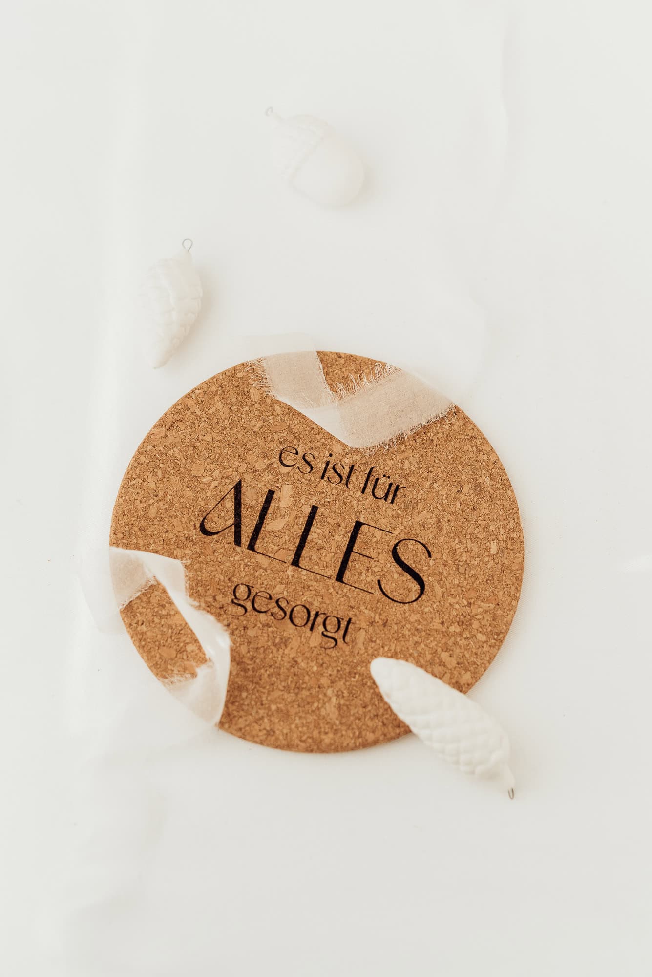 Inspirierende christliche Wanddekoration mit inspirierendem Zitat auf Korkplatte.