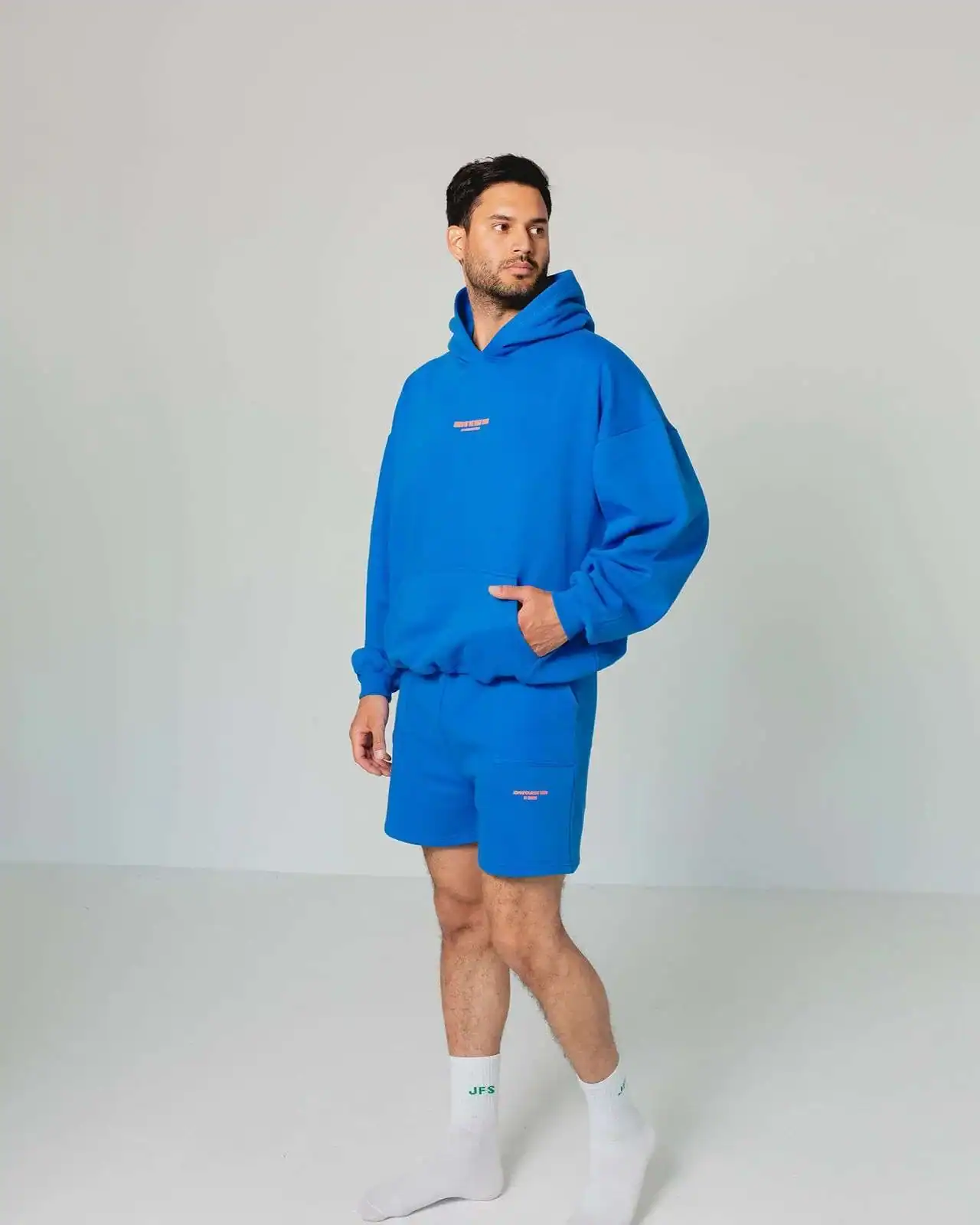 Modischer blauer Hoodie und Shorts mit christlichem Markenlogo, cooles Casual-Outfit.