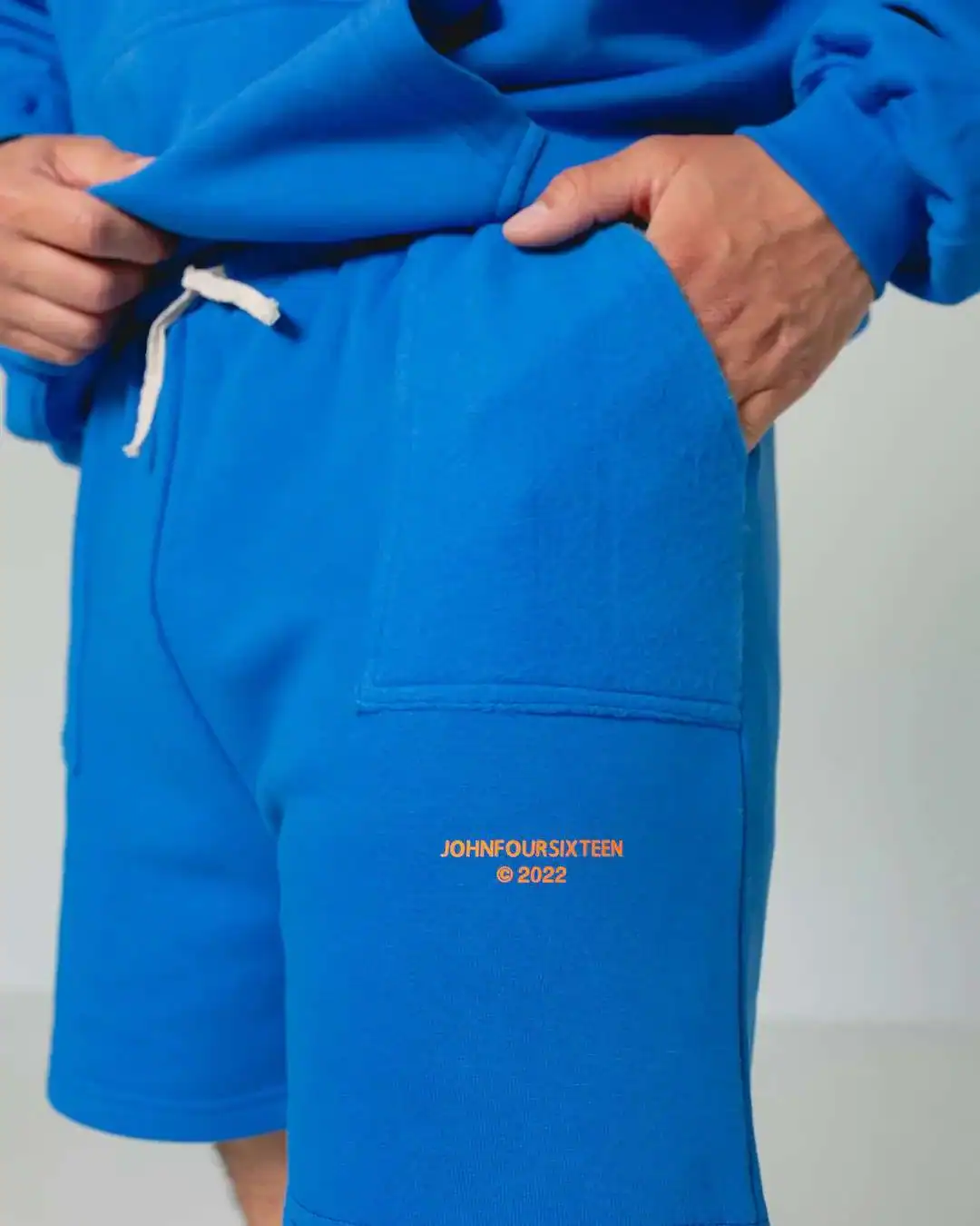 - Premium christliche Mode mit Streifen-Design auf Shorts und Hoodie.