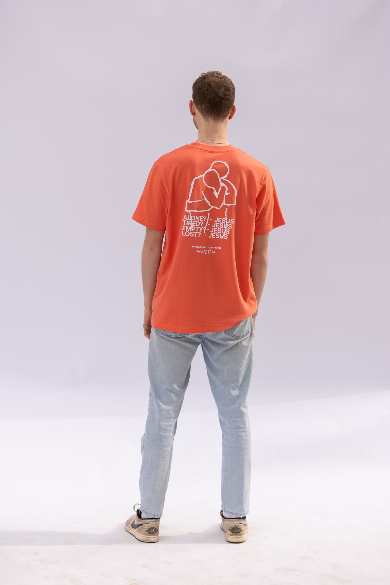 Lebensstil und Mode mit christlichem Design, junge Menschen tragen moderne T-Shirts, christliche Marken.