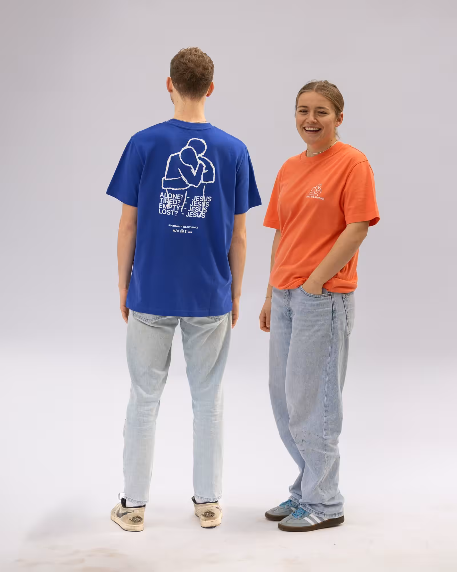 Gemeinsames christliches T-Shirt mit Bibelvers auf weißem Hintergrund.