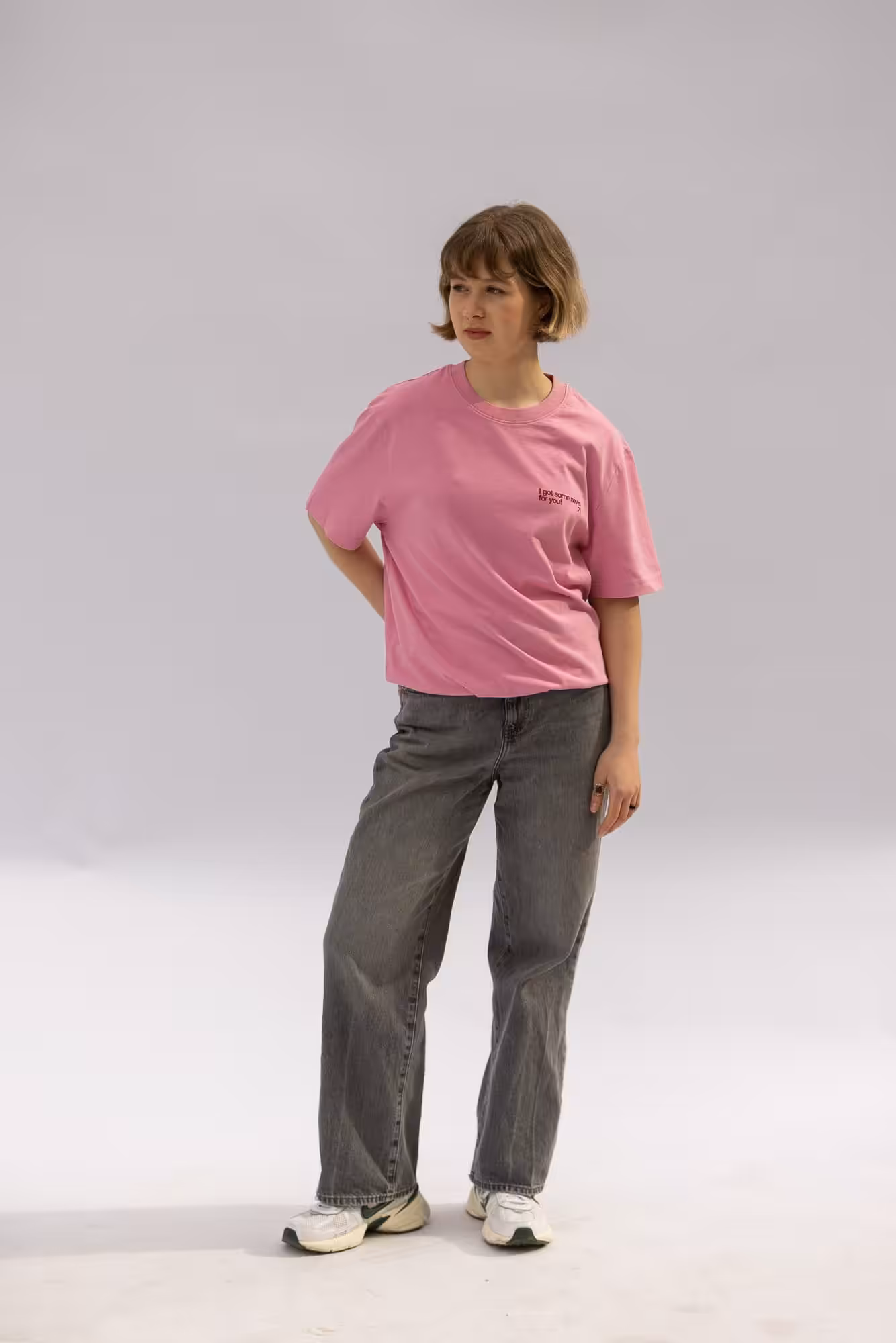 Moderner pinker T-Shirt mit christlichem Spruch für Frauen, Casual Christian Mode.