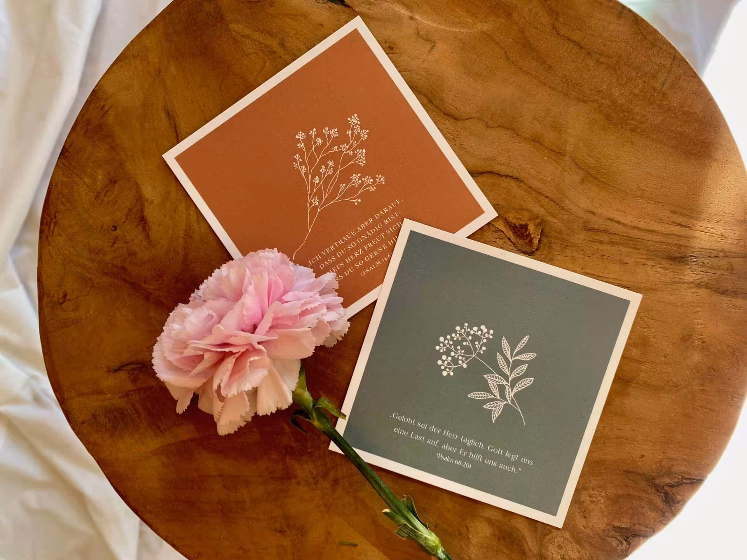 Glaubenskarten mit christlichen Zitaten auf Holztablett, spiritueller Dekor, christliche Inspiration.