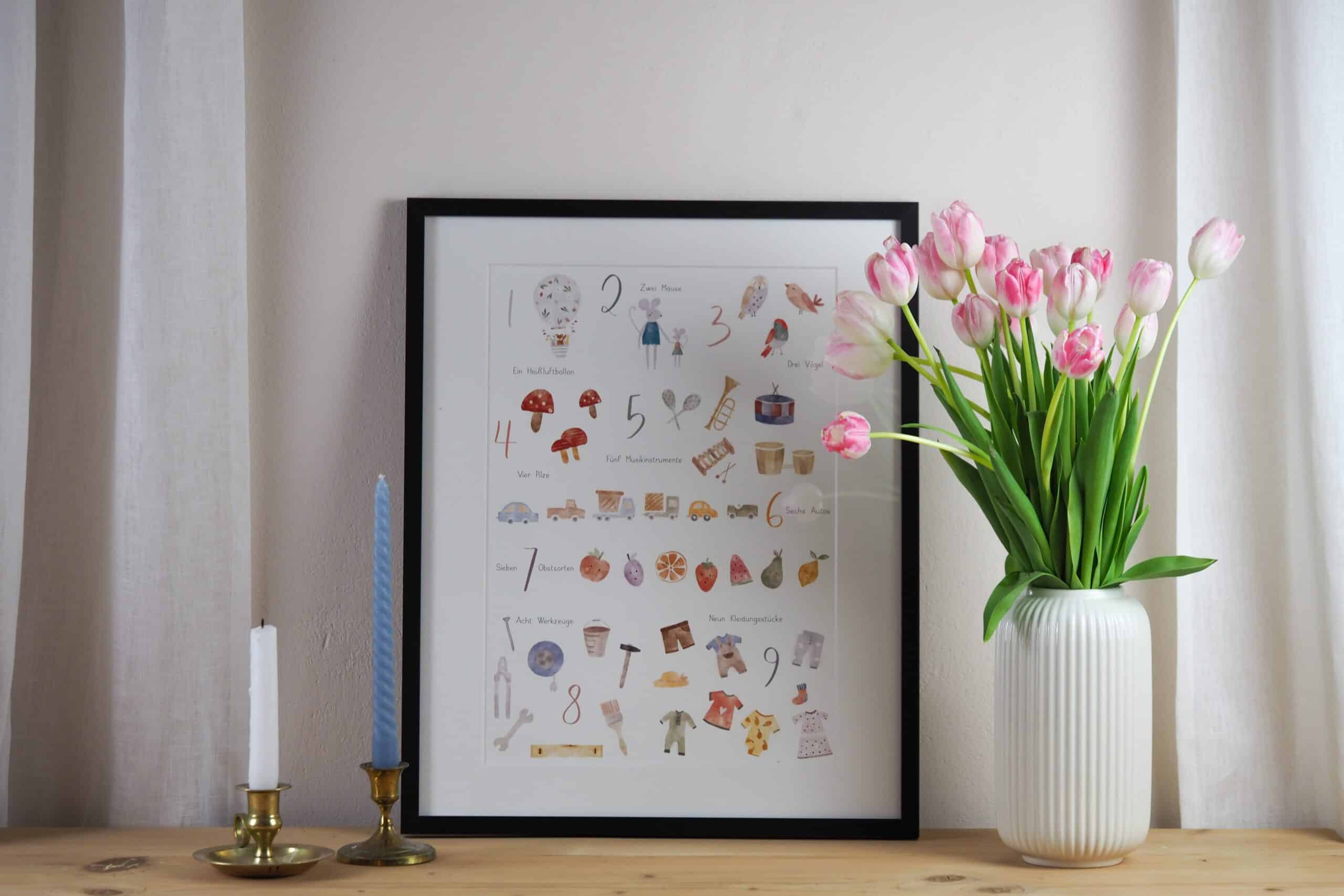 Frühlingsblumen in weißer Vase neben christlichem Kinderbilderposter, Dekoration.