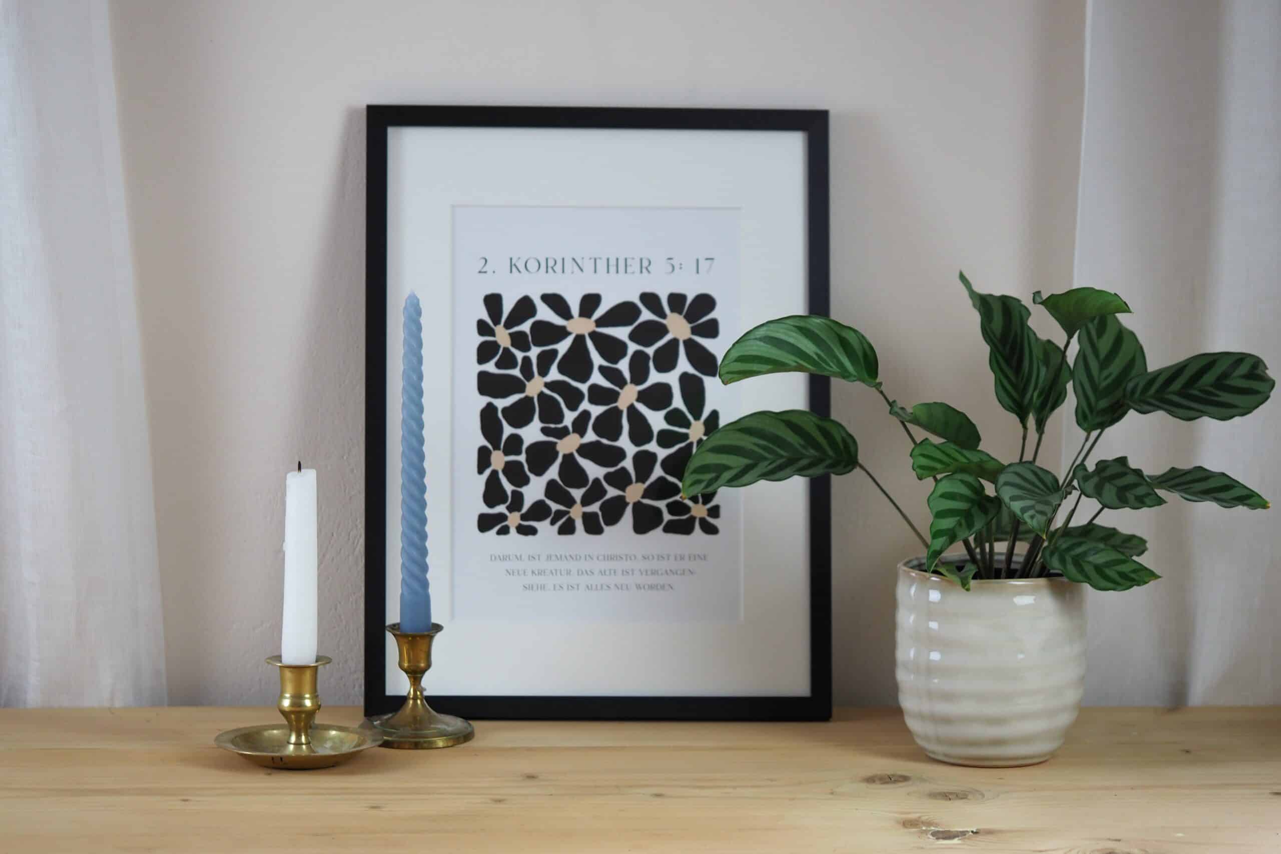 Zweckmäßiges christliches Wohnaccessoire mit Bibelzitat und Dekoration, in Innenraum eingesetzt.