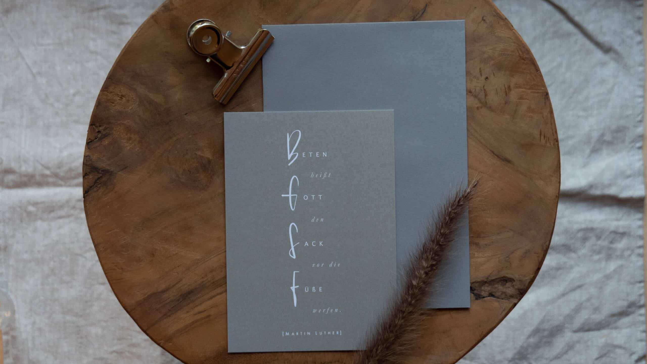 Inspirational christliche Zitate Karte auf Holz Tisch, Glauben, Hoffnung, Liebe, christliche Botschaft.