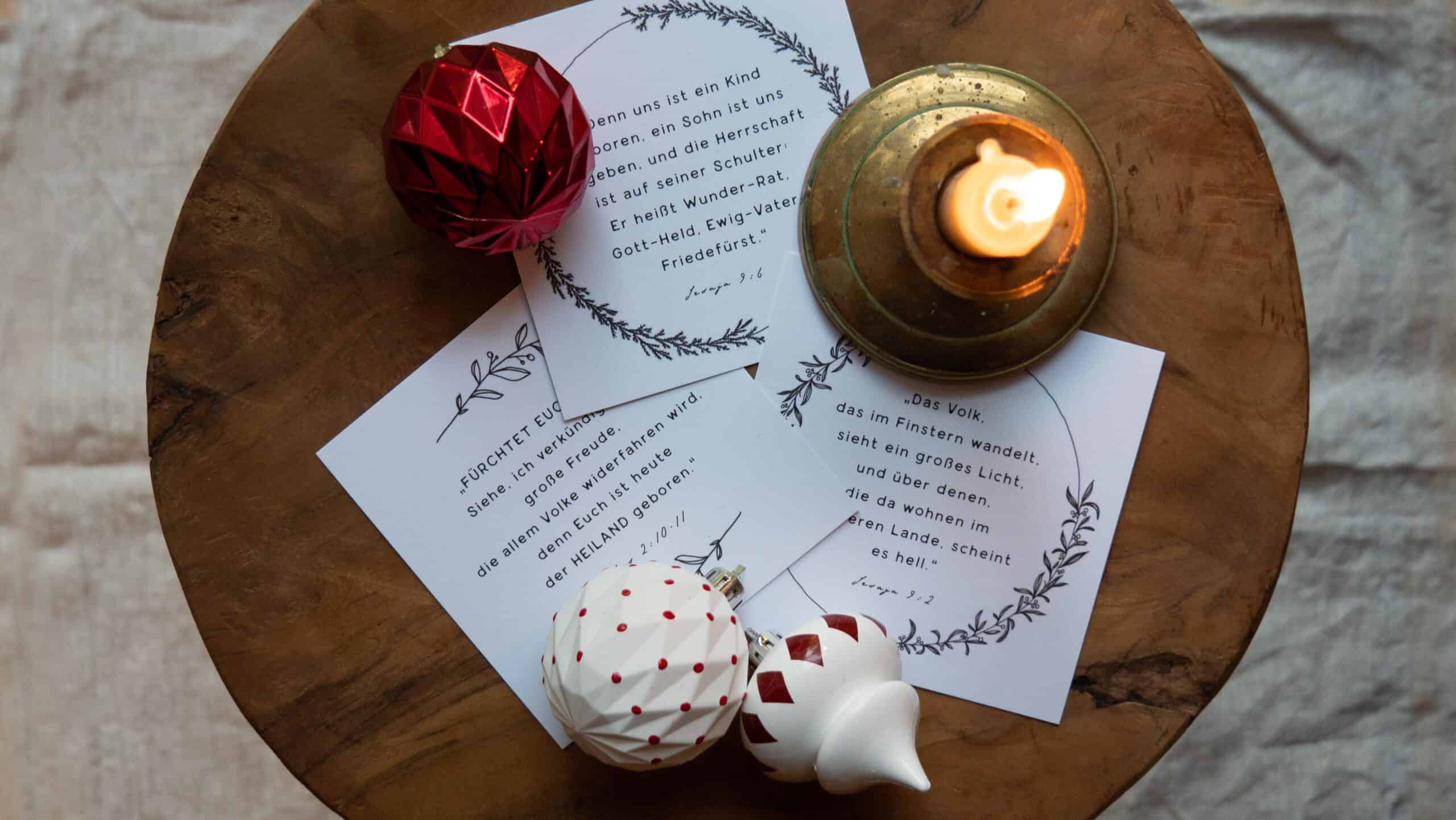 Segensworte für Weihnachten auf christlichem Karten, Kerze, Christbaumkugeln, Gebet, christliche Botschaft.