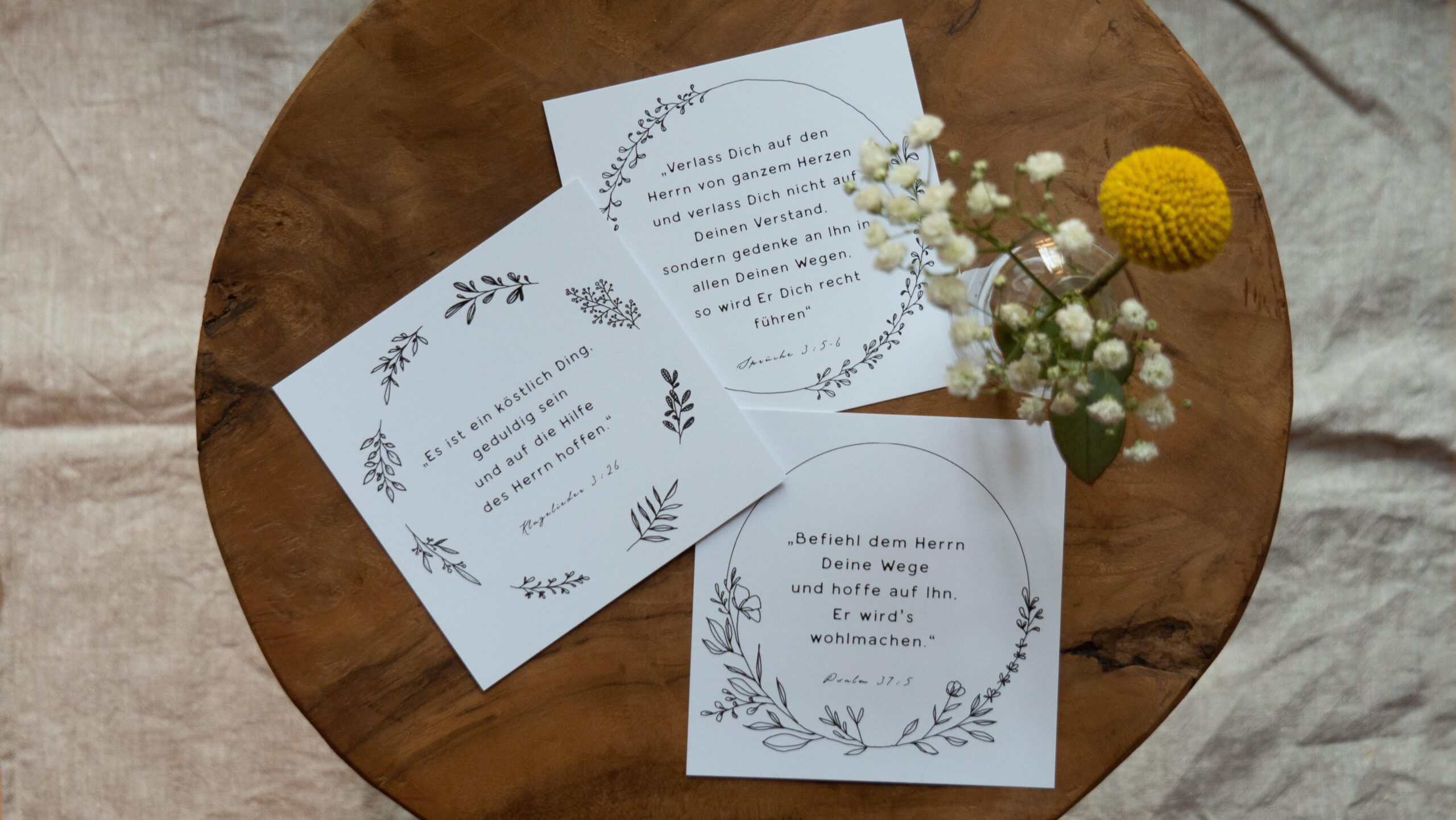 Schöne christliche Karten mit Bibelsprüchen auf Holztablett, inspirierende christliche Zitate.