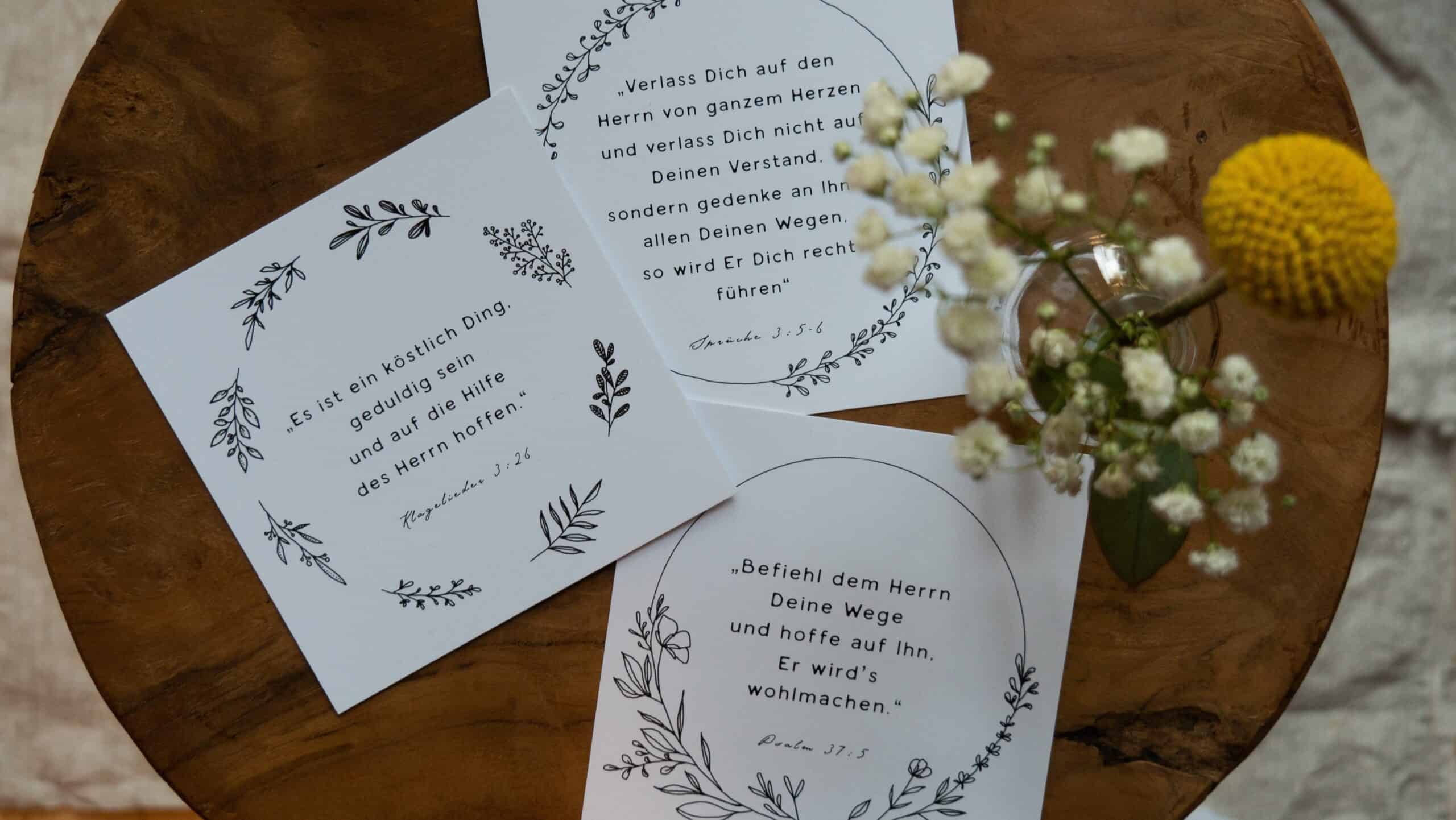 Trauerkarten mit christlichen Bibelzitaten auf Holztisch, christliche Grußkarten, geistliche Karten, christliche Kartenmotive.