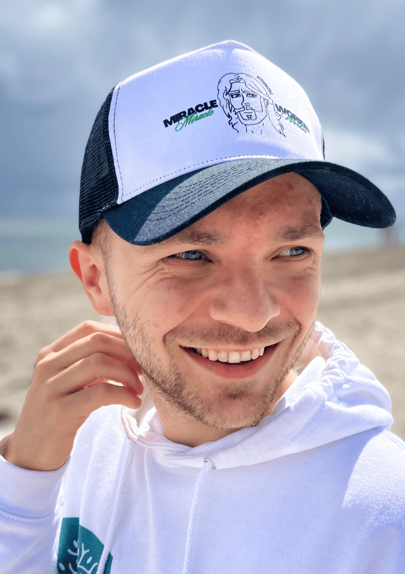 Glaubensbasierte Cap mit Jesus-Illustration und "Miracle" Schrift.