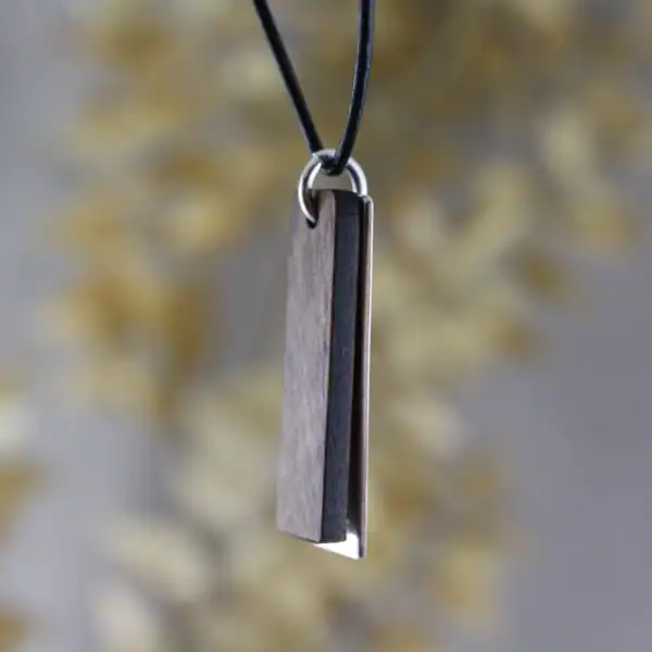 Holzanhänger mit Kreuzmotiv, christliches Schmuckstück, religiöse Geschenke, christliche Marken.