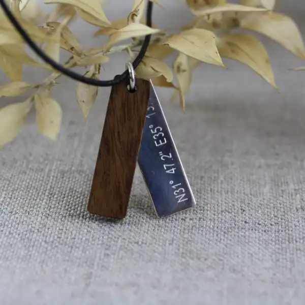 Halskette mit Kompass und Holzanhänger für Christen, spiritueller Schmuck, Glaubenssymbol.