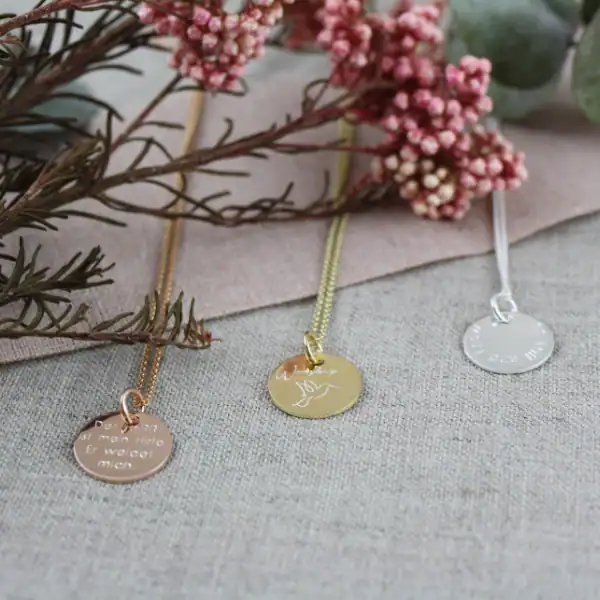 Halsketten mit christlichen Symbolen und Engeln, christliche Schmuckaccessoires.