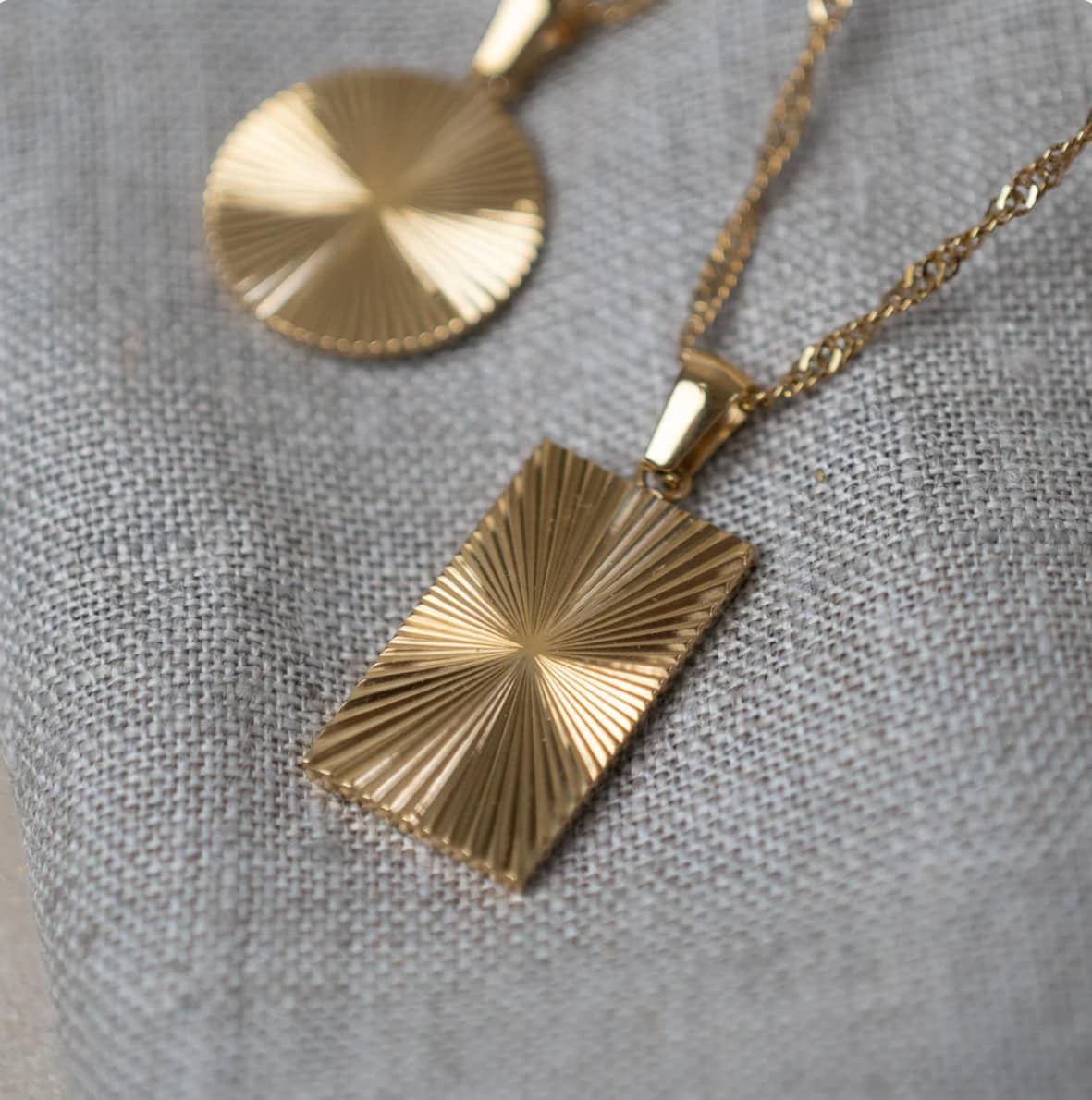 Goldener Schmuck mit religiösem Kreuzanhänger, christliches Geschenk, christlicher Accessoire, Mookho.de.