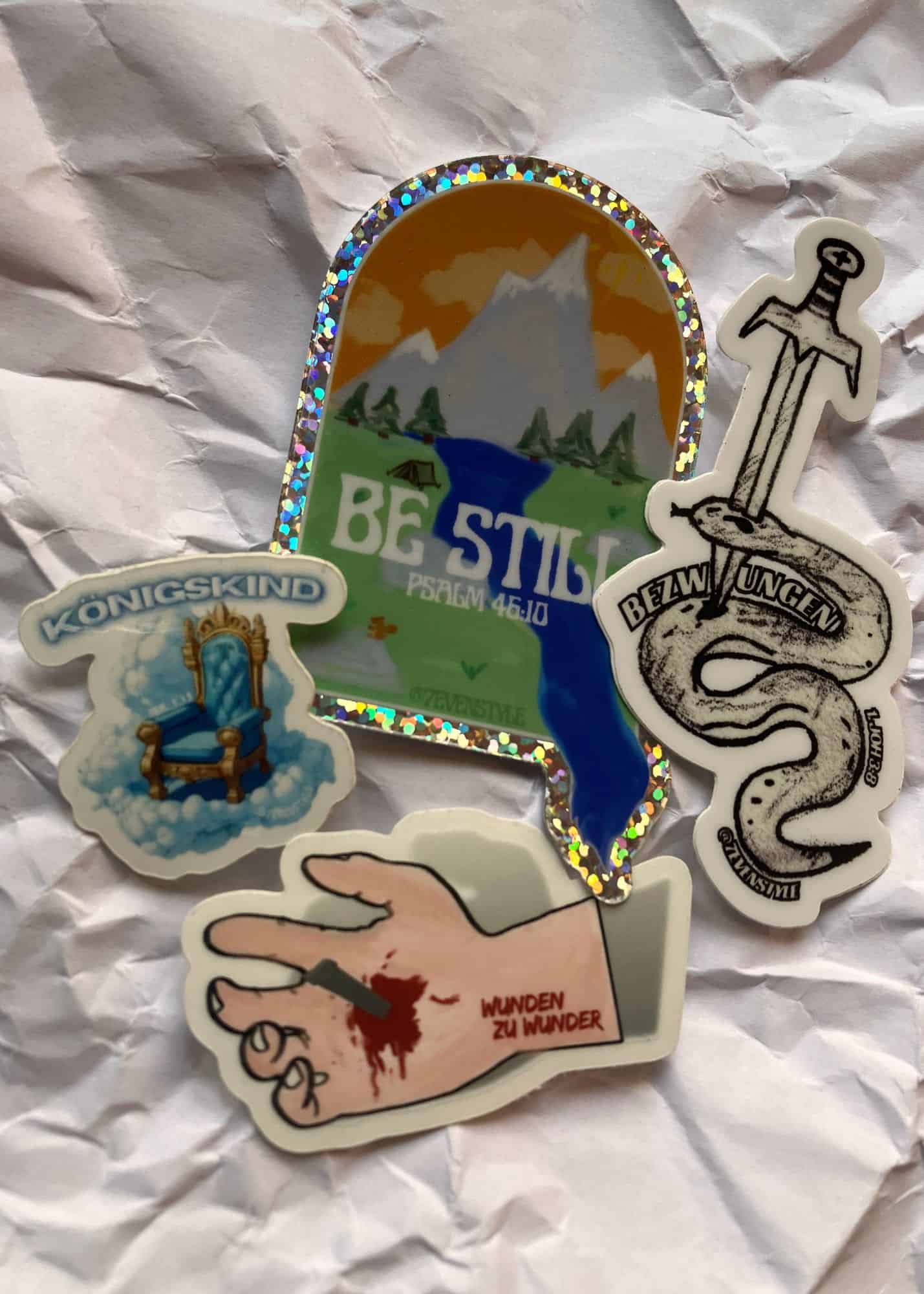 Friedliche religiöse Aufkleber mit Berg, Fluss und Bibelvers für Christen.