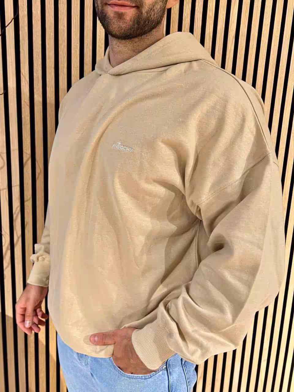 Hoodie mit christlichem Design und "Antiochia" Schrift, Streetwear Mode, christliche Marken - Mookho.de.