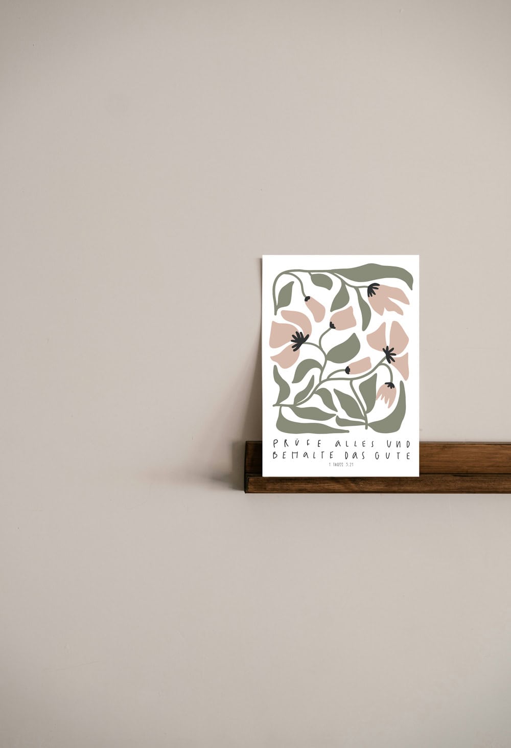 Ein christliches Wandbild mit Bibelvers auf dekorativer floralillustration, stilvoller Raumlook.