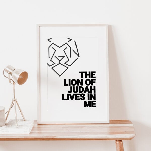 Moderne christliche Wanddekoration mit Löwengrafik und Bibelzitat.