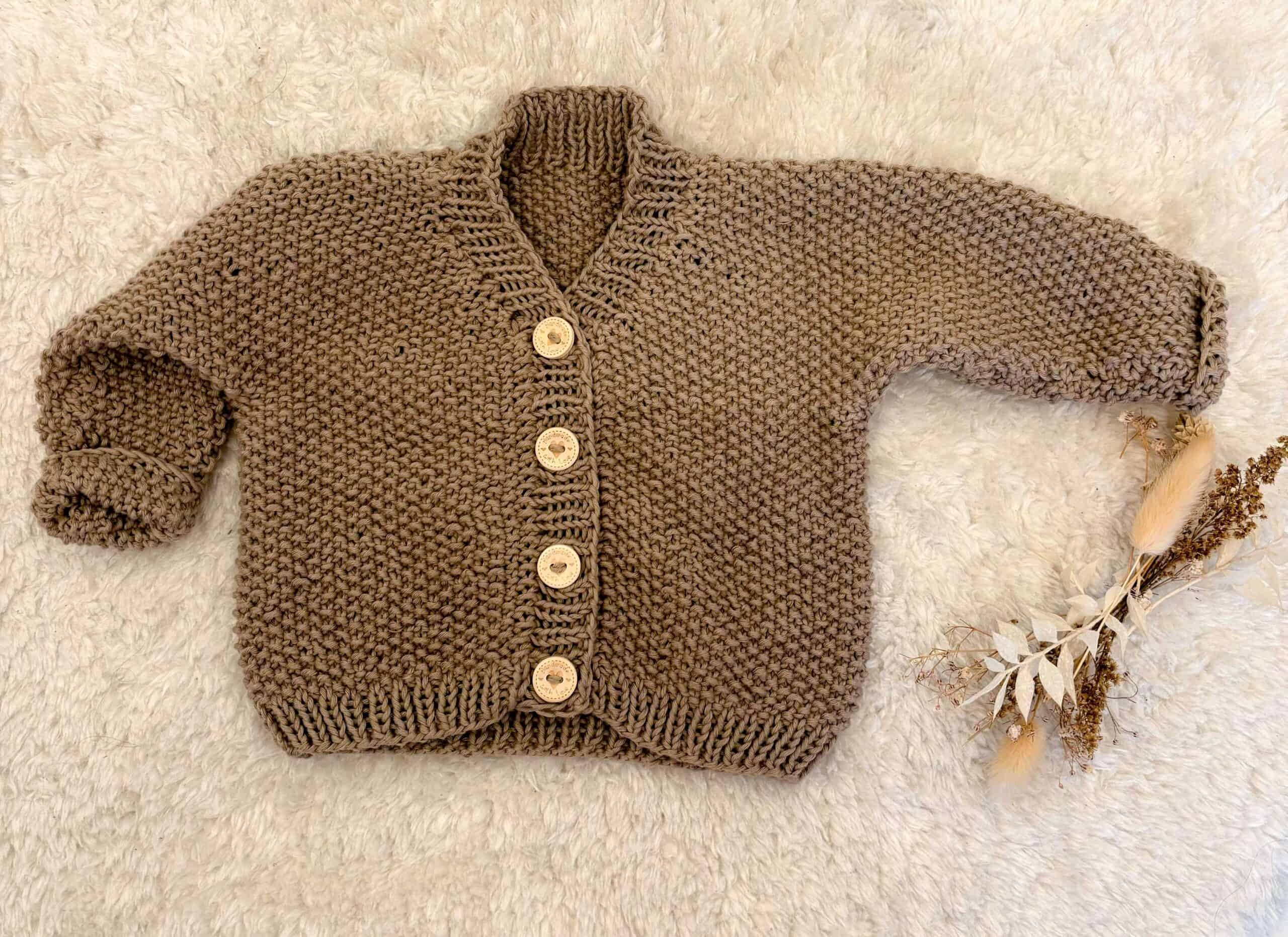 Gemütlicher gestrickter Kinderpullover mit christlichem Design.