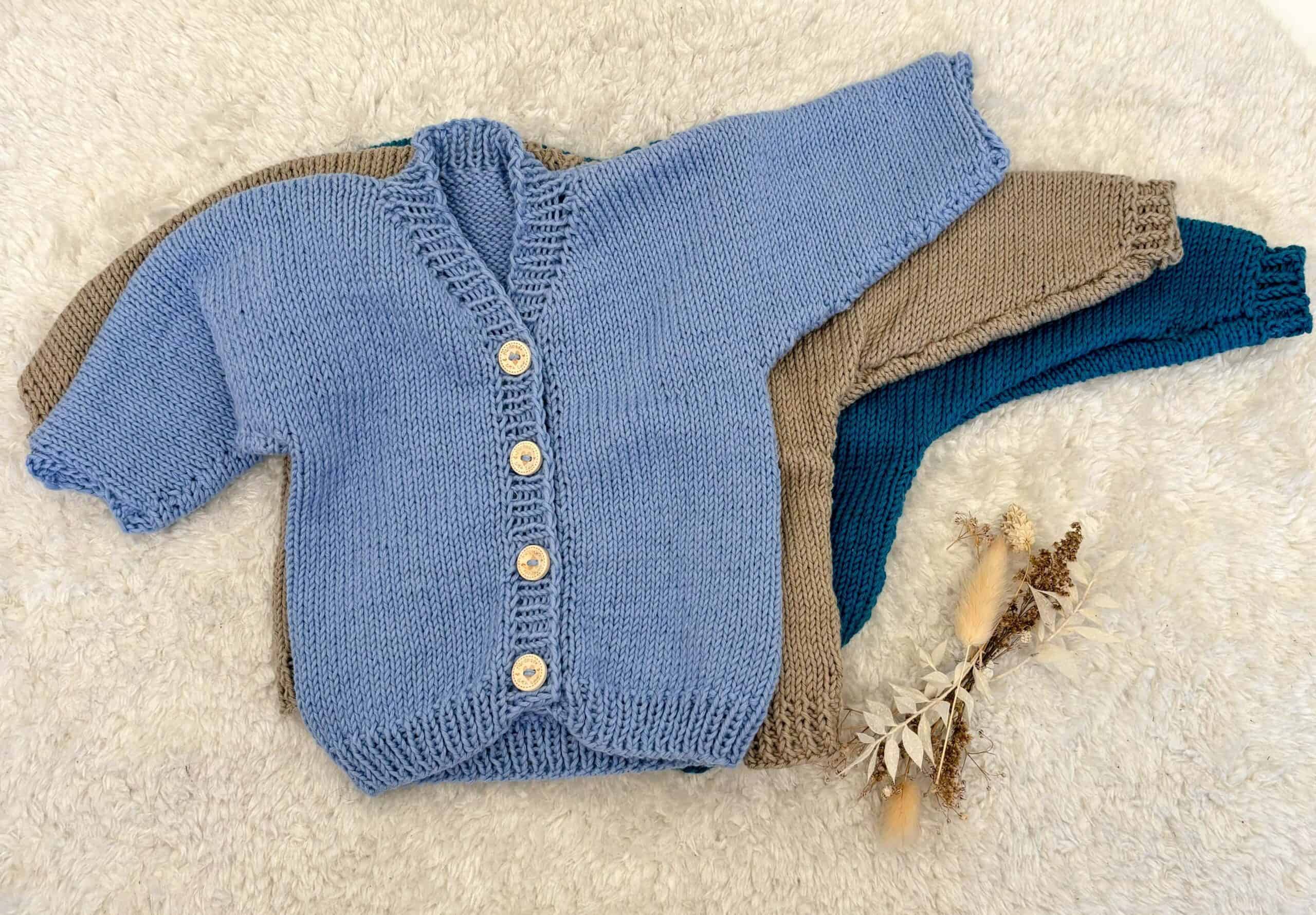 Gemütlicher geknisterter Cardigan in Himmelblau für Kinder.