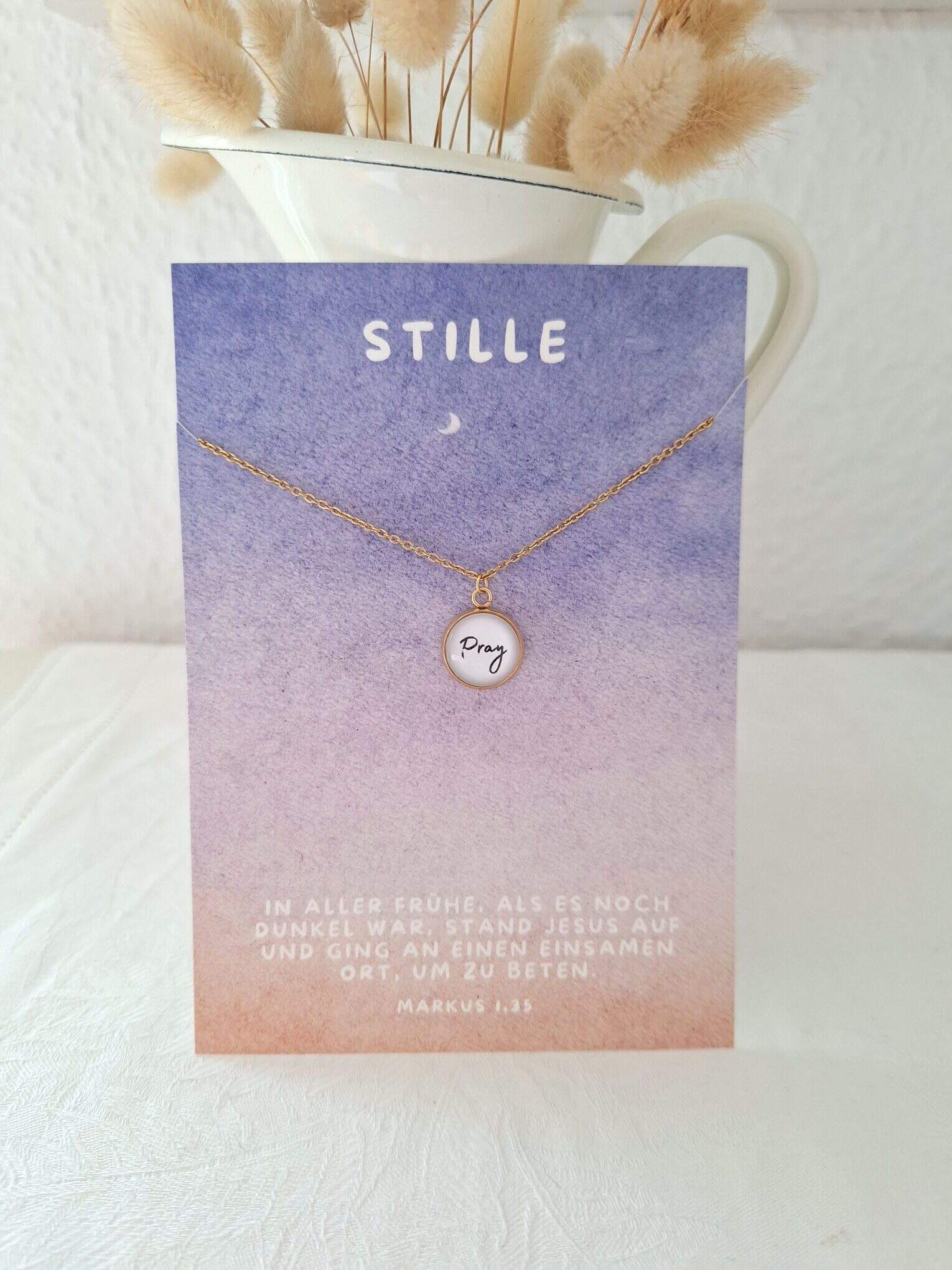 Halskette mit christlichem Anhänger, christliche Schmuckstücke, Gebetsschmuck, christliche Mode.