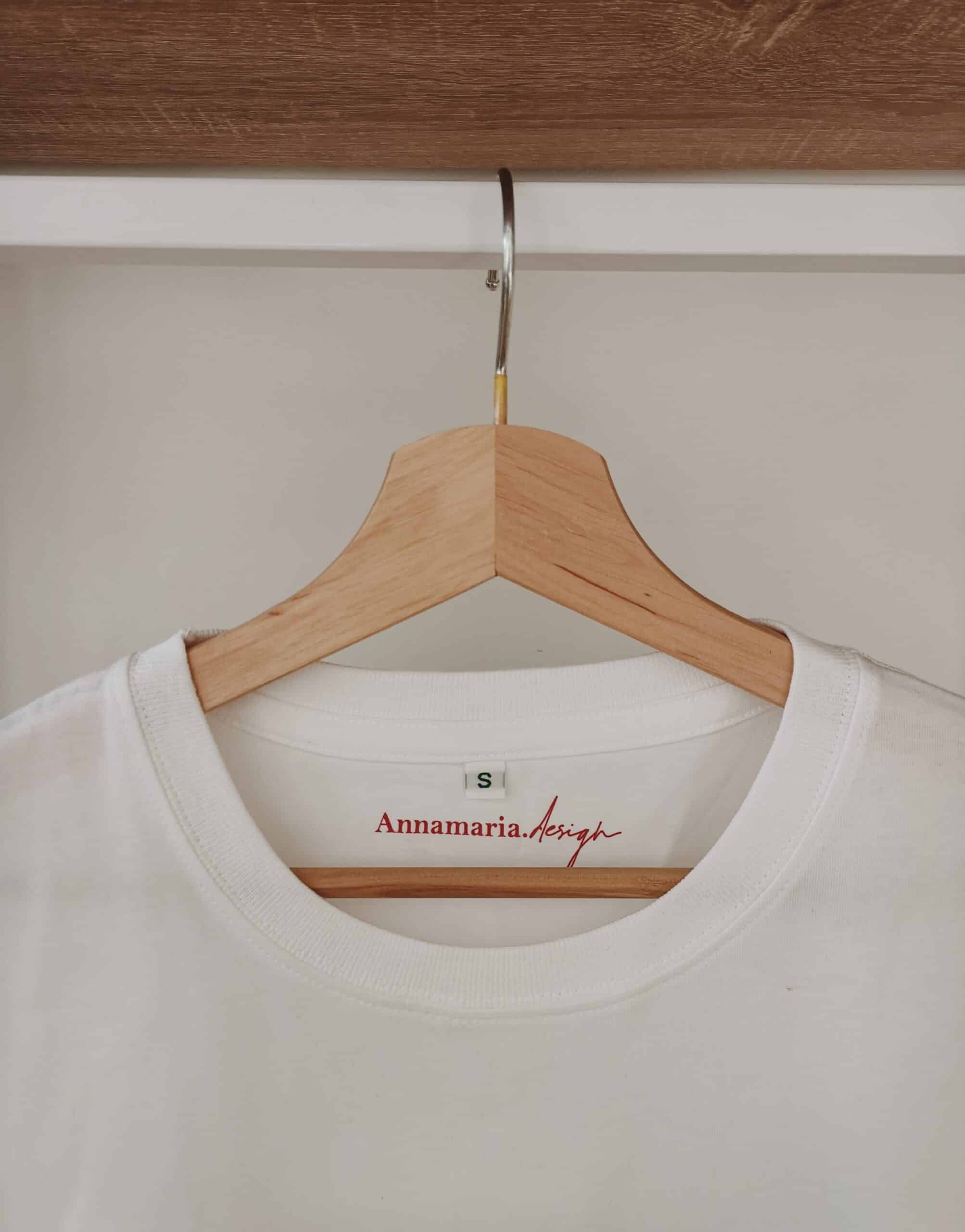 Stylisches weißes T-Shirt mit christlichem Design auf Holzhanger, christliche Mode, Glaube.